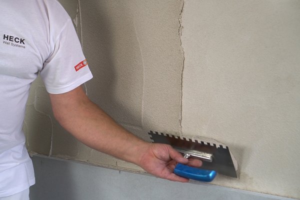 Kleber auf Wand auftragen